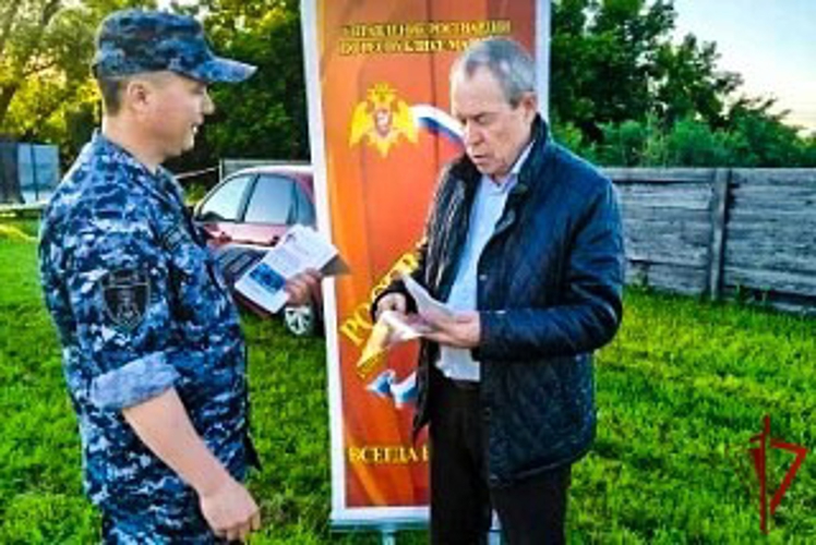 Сотрудники вневедомственной охраны Росгвардии познакомили жителей Моркинского района с профессией защитника правопорядка