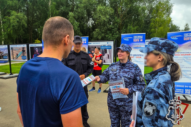 В День города Йошкар-Олы сотрудники вневедомственной охраны Росгвардии провели агитационные встречи на всех центральных площадках столицы