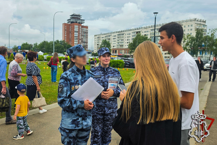 В День города Йошкар-Олы сотрудники вневедомственной охраны Росгвардии провели агитационные встречи на всех центральных площадках столицы