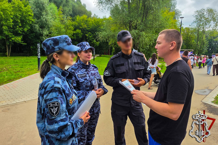 В День города Йошкар-Олы сотрудники вневедомственной охраны Росгвардии провели агитационные встречи на всех центральных площадках столицы