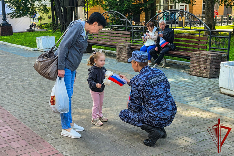 Росгвардейцы Марий Эл провели патриотическую акцию в День Государственного флага Российской Федерации