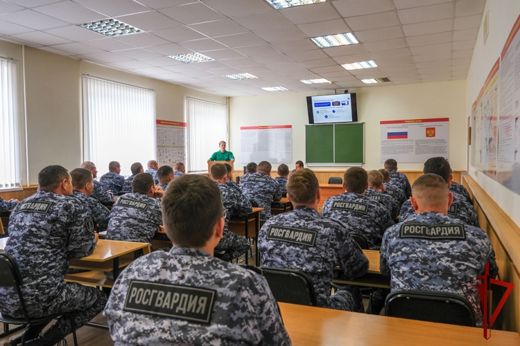 В Йошкар-Оле сотрудники вневедомственной охраны Росгвардии прослушали лекцию об истории антироссийских санкций