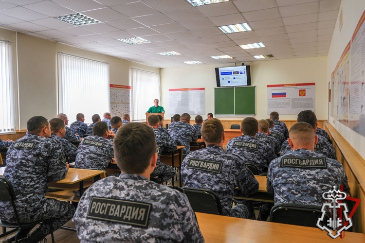 В Йошкар-Оле сотрудники вневедомственной охраны Росгвардии прослушали лекцию об истории антироссийских санкций