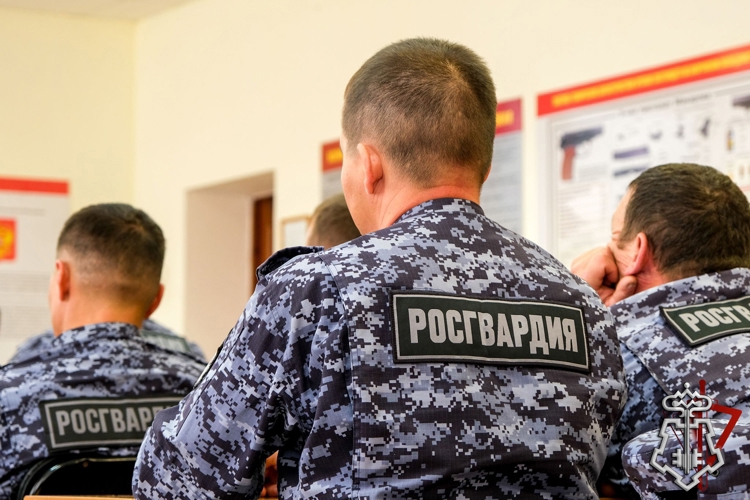 В Йошкар-Оле сотрудники вневедомственной охраны Росгвардии прослушали лекцию об истории антироссийских санкций