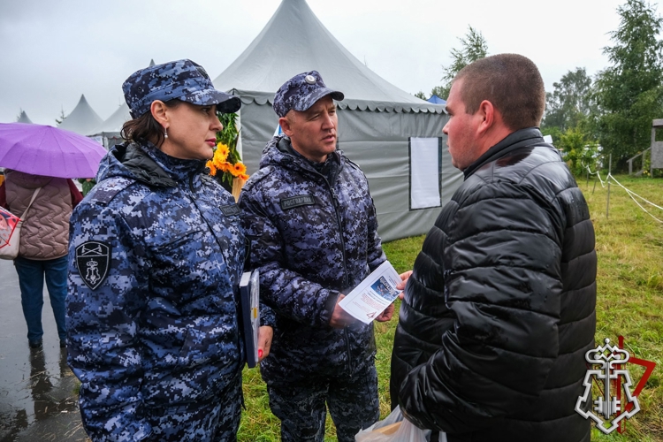 Сотрудники вневедомственной охраны провели профориентационные беседы с гостями фестиваля «Йошка Еш» в Марий Эл