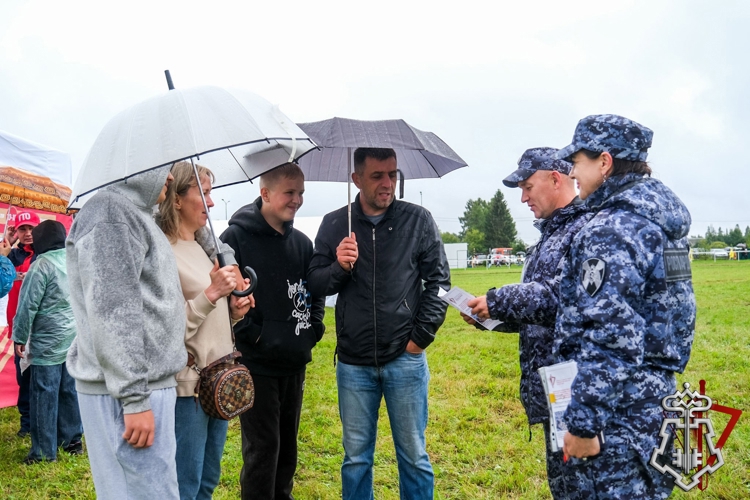Сотрудники вневедомственной охраны провели профориентационные беседы с гостями фестиваля «Йошка Еш» в Марий Эл