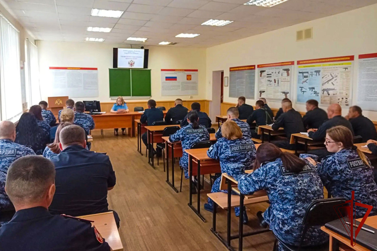 В Йошкар-Оле для сотрудников вневедомственной охраны Росгвардии по Республике Марий Эл провели занятие по антикоррупционной тематике