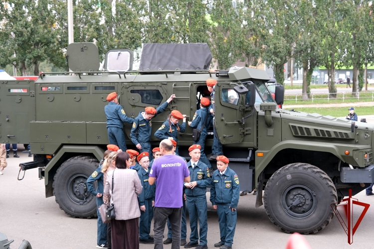 Представители вневедомственной охраны Росгвардии приняли участие в юбилейном X Слёте регионального отделения «Юнармии» в Марий Эл (видео)