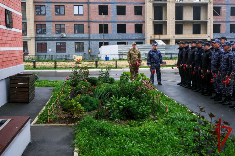 В Йошкар-Оле росгвардейцы почтили память героя, погибшего при исполнении служебного долга