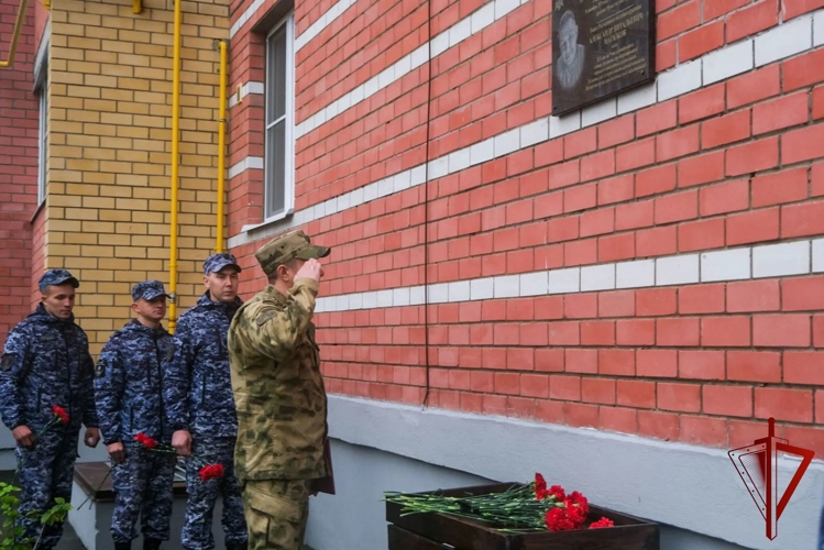 В Йошкар-Оле росгвардейцы почтили память героя, погибшего при исполнении служебного долга